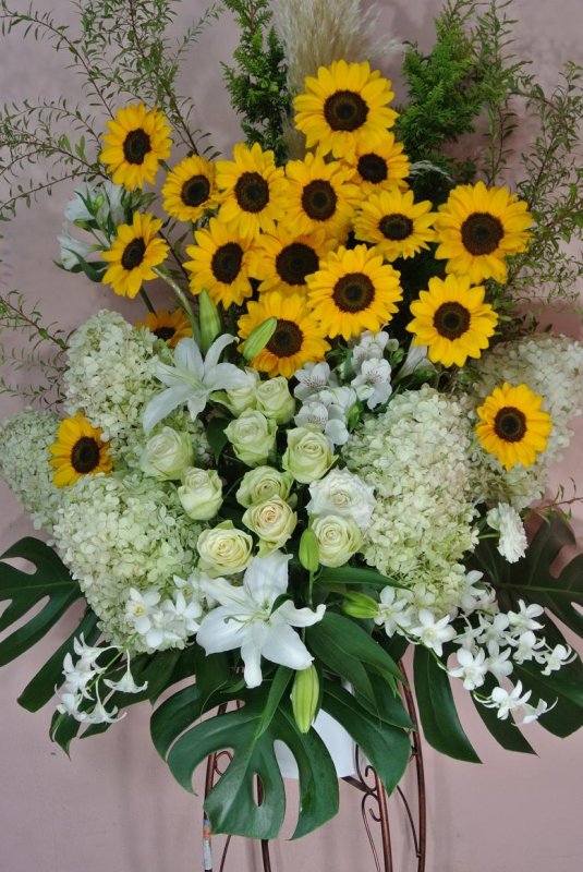 画像4: スタンド花　季節のお花でお任せ　1段【予算　15000円】 (4)