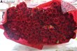 画像2: 沖縄でプロポーズに贈る赤バラ100本の花束｜ホテル配達・サプライズ対応 (2)