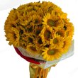 画像3: 沖縄でプロポーズに贈るヒマワリ108本の花束｜明るい未来を誓う特別な一束 (3)