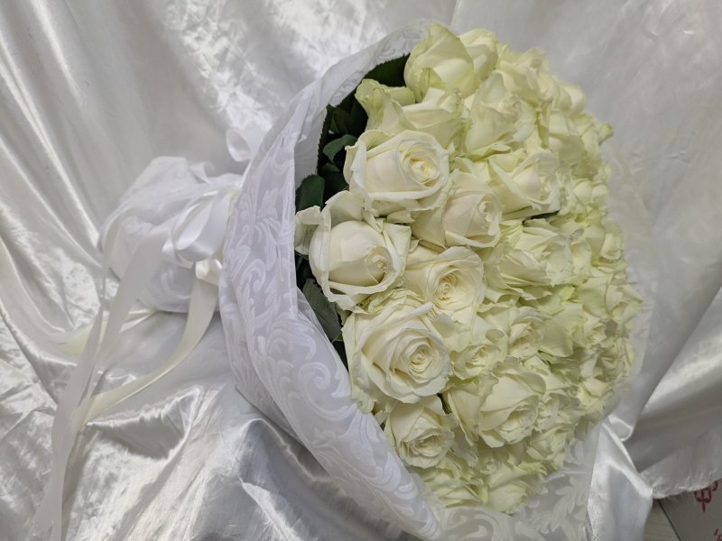 画像5: 沖縄 プロポーズ 白バラ60本の花束｜ホテル配達・サプライズ対応 (5)