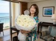 画像9: 沖縄 プロポーズ 白バラ60本の花束｜ホテル配達・サプライズ対応 (9)