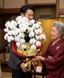 画像1: 長寿祝いの胡蝶蘭 5本立ち 大輪白33000円｜沖縄配達 (1)