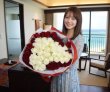 画像1: 沖縄のプロポーズ花束 紅白バラ60本｜ホテル配達対応 (1)