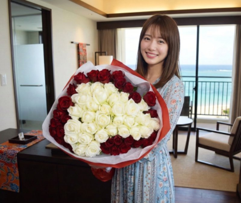 画像1: 沖縄のプロポーズ花束 紅白バラ60本｜ホテル配達対応 (1)