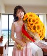 画像1: 沖縄でプロポーズに贈るヒマワリ108本の花束｜明るい未来を誓う特別な一束 (1)