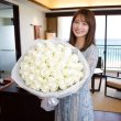 画像4: 沖縄でプロポーズに贈る白バラ60本の花束 (4)