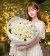 画像1: 沖縄でプロポーズに贈る白バラ60本の花束 (1)