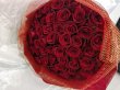 画像2: 沖縄 プロポーズ 赤バラ50本の花束｜ホテル配達・サプライズ対応 (2)