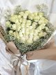 画像2: 沖縄 プロポーズ 白バラ60本とカスミソウの花束 (2)